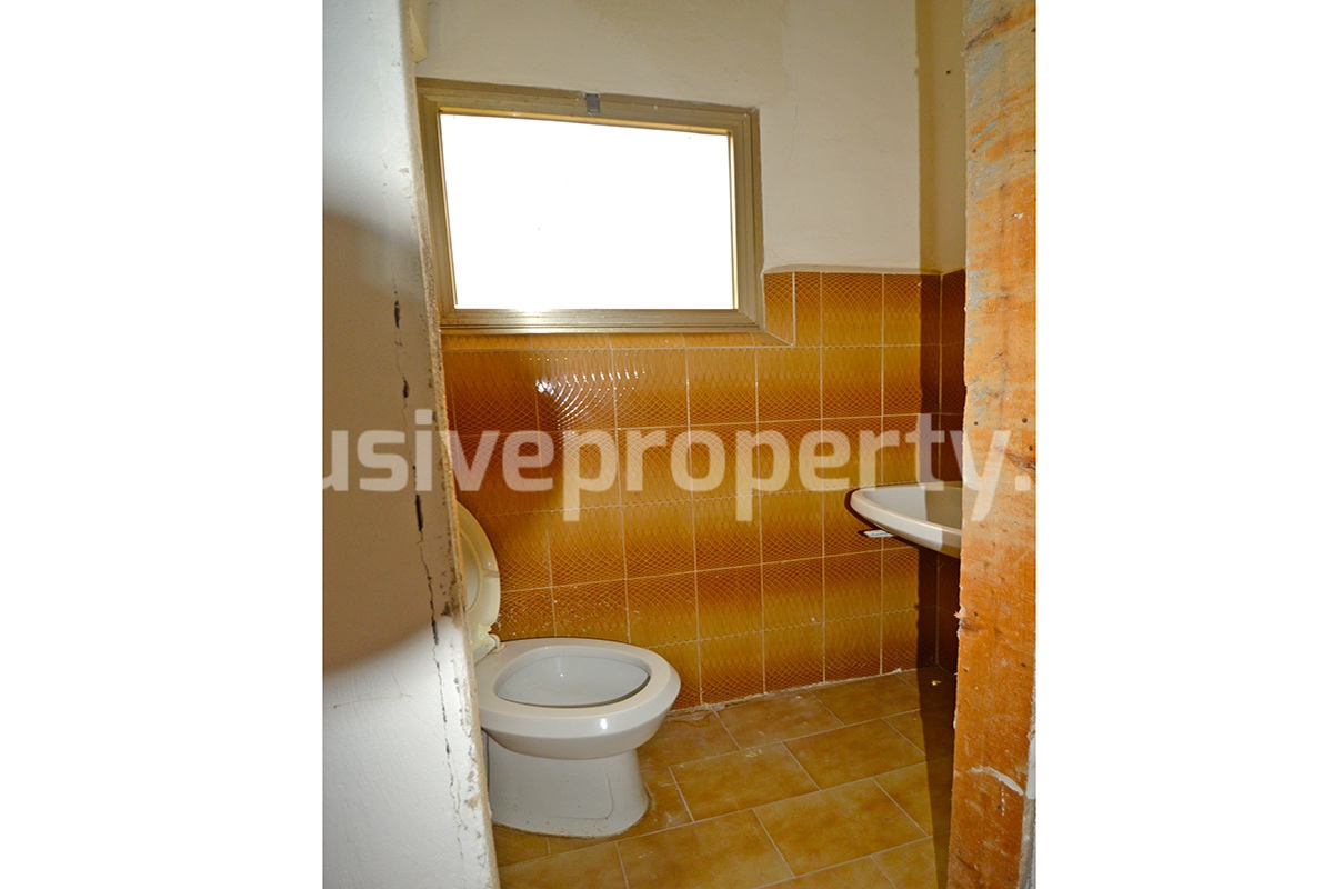 Stone house with outdoor space for sale near the lake in Abruzzo 15