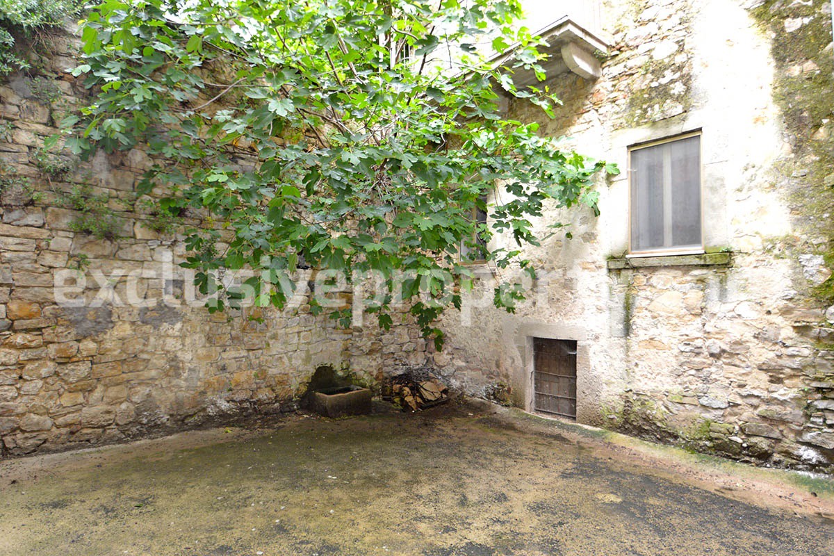 Stone house with outdoor space for sale near the lake in Abruzzo 16