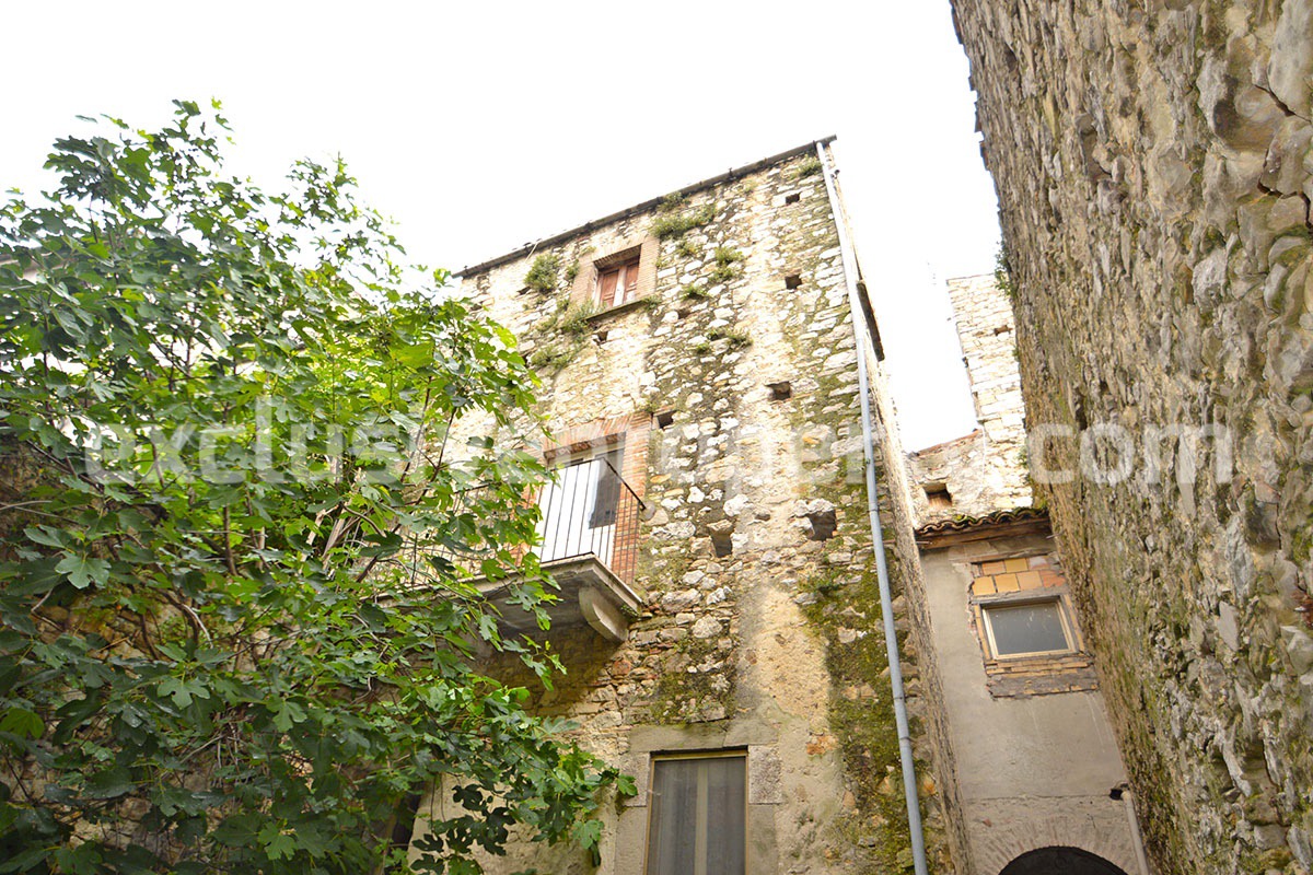 Stone house with outdoor space for sale near the lake in Abruzzo 17