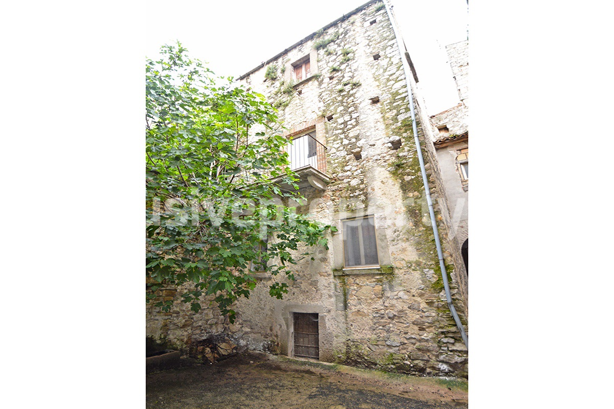 Stone house with outdoor space for sale near the lake in Abruzzo 1