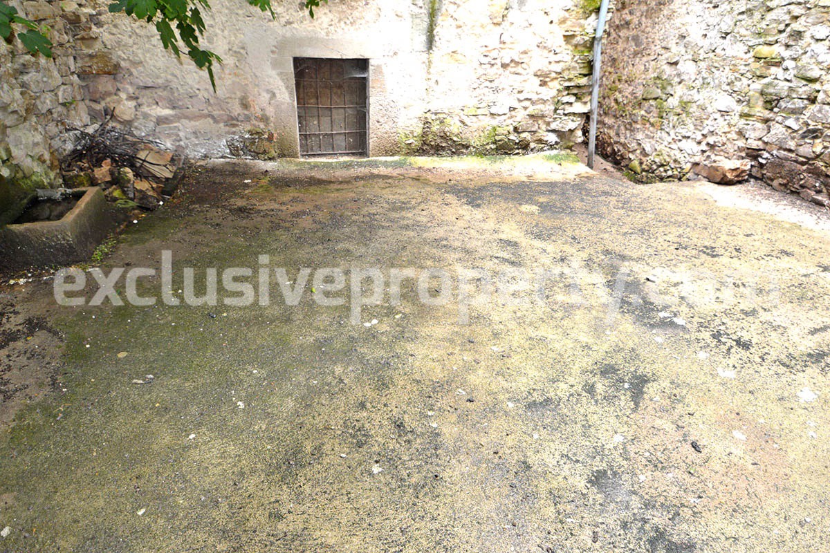 Stone house with outdoor space for sale near the lake in Abruzzo 18
