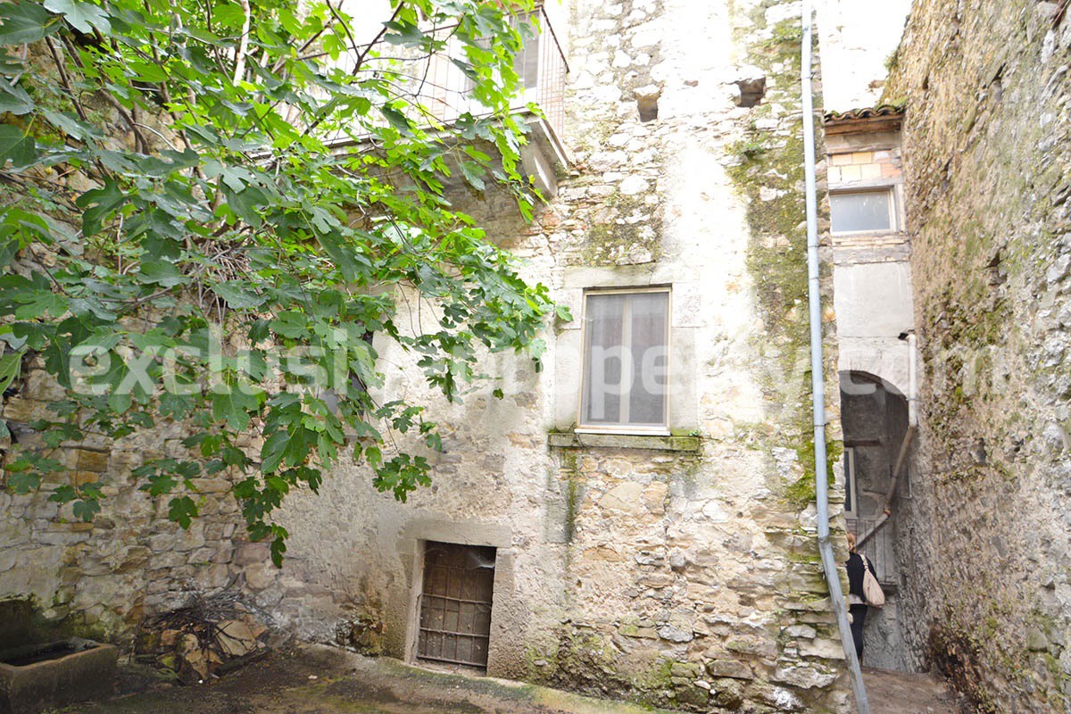 Stone house with outdoor space for sale near the lake in Abruzzo 20