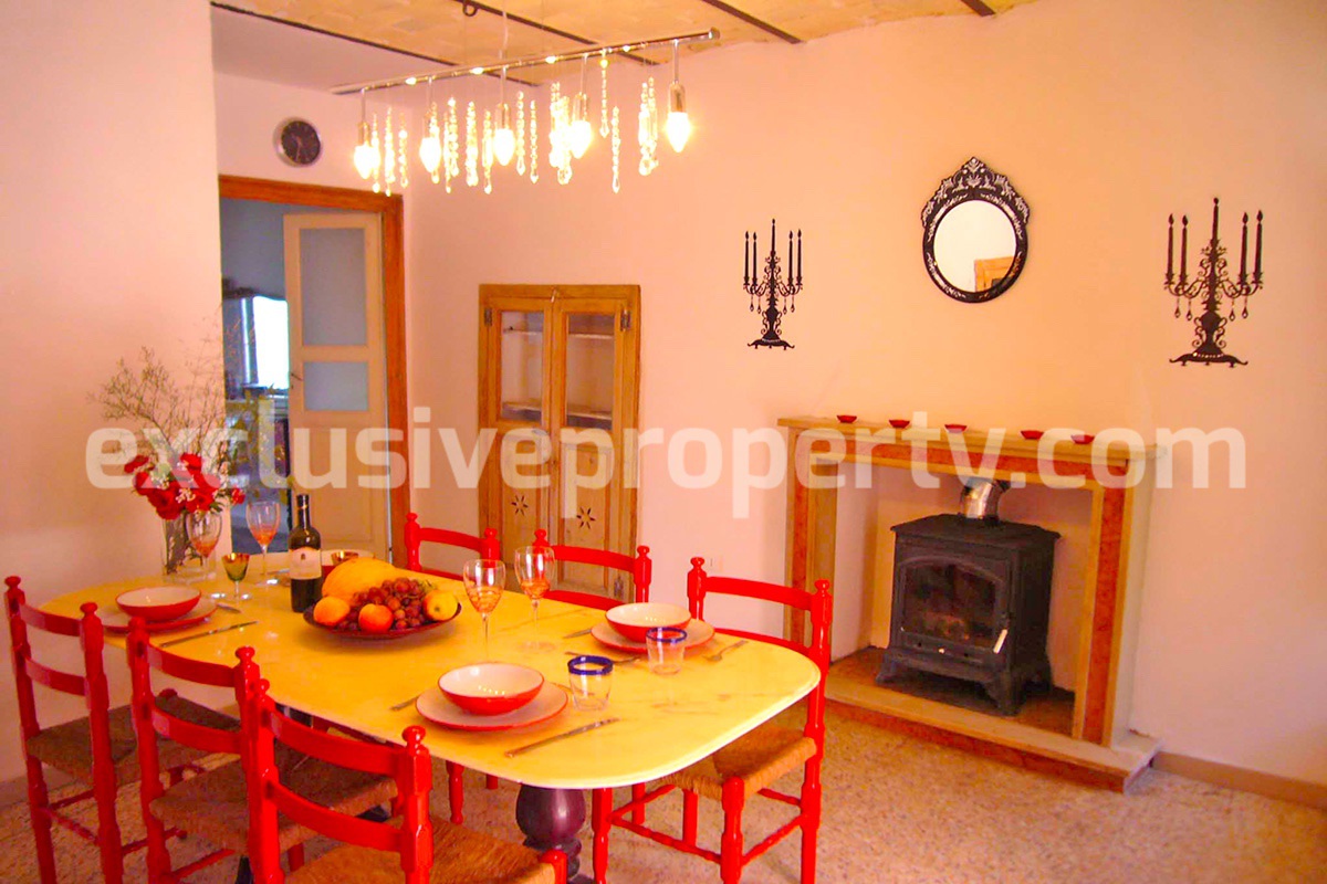 Property with lake and mountains views 30 km from the sea in Abruzzo