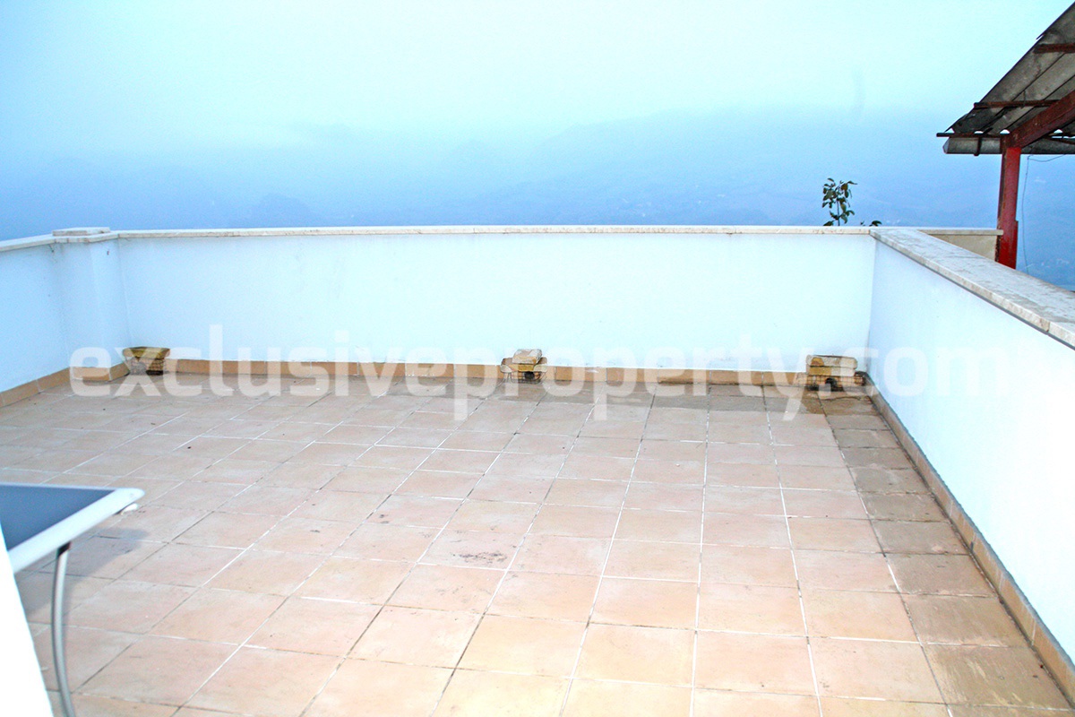 Property with lake and mountains views 30 km from the sea in Abruzzo