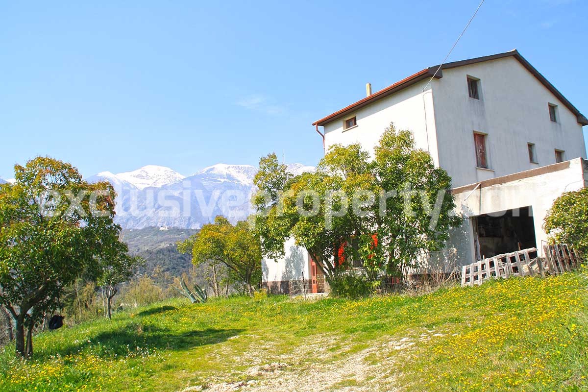 Property with 10 hectares of land on the lake for sale in Casoli - Abruzzo