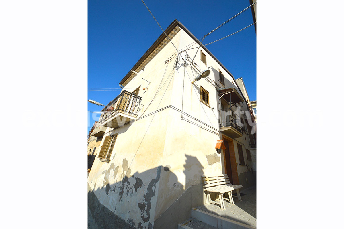 House divided in 2 large apartments with 4 bedrooms for sale in Italy