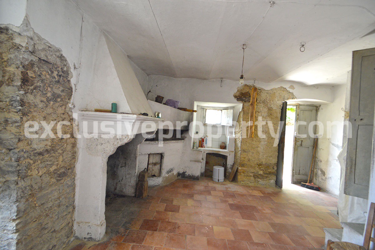 Ancient stone house with garden and olive trees for sale in Molise 8