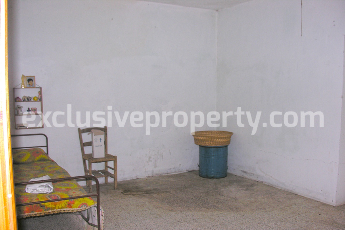Big country house with land for sale in Abruzzo - Italy