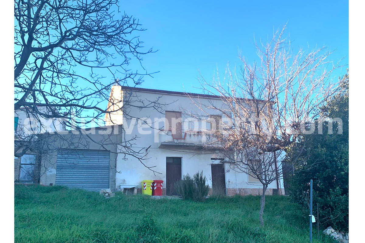 Detached house in good condition with garage and land for sale in Atessa 4