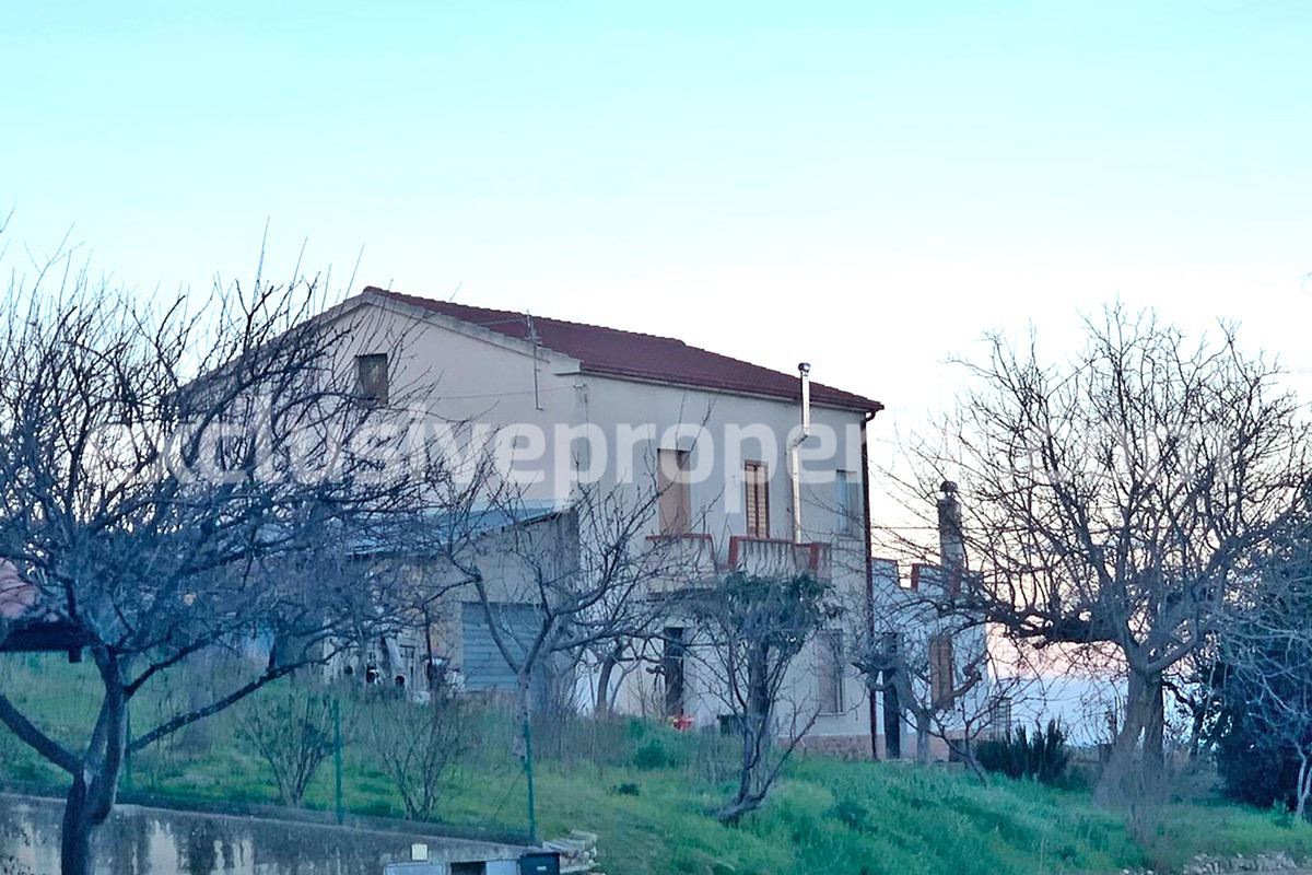 Detached house in good condition with garage and land for sale in Atessa 5