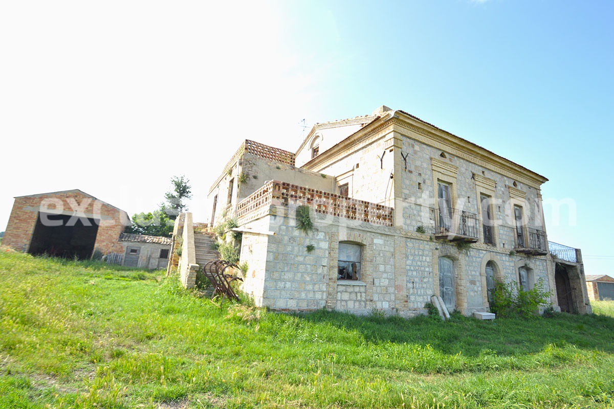 Spacious and ancient stone and brick house with land for sale in Abruzzo 2