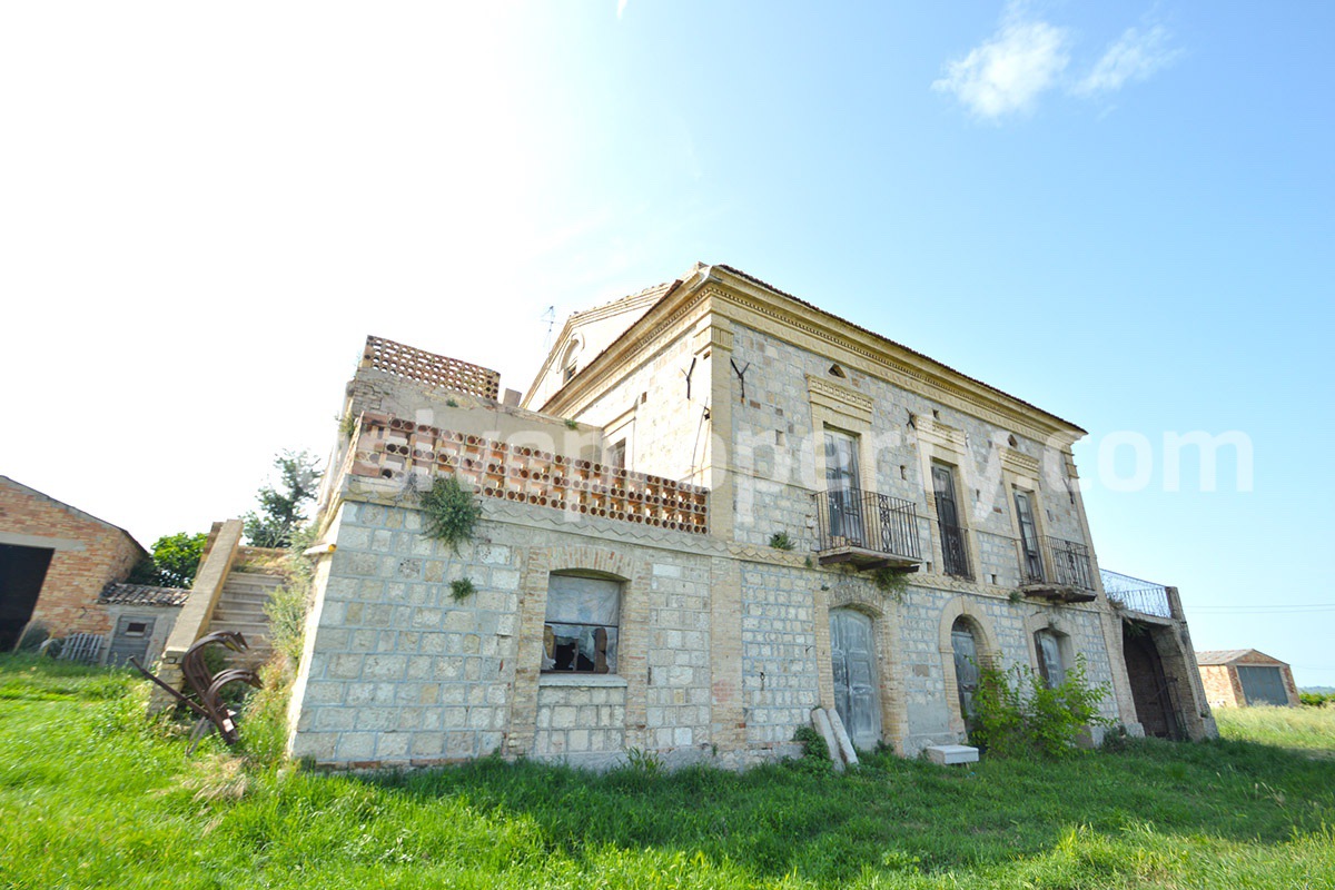 Spacious and ancient stone and brick house with land for sale in Abruzzo 1