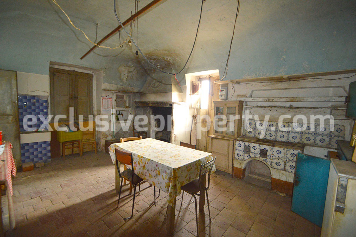 Spacious and ancient stone and brick house with land for sale in Abruzzo 12