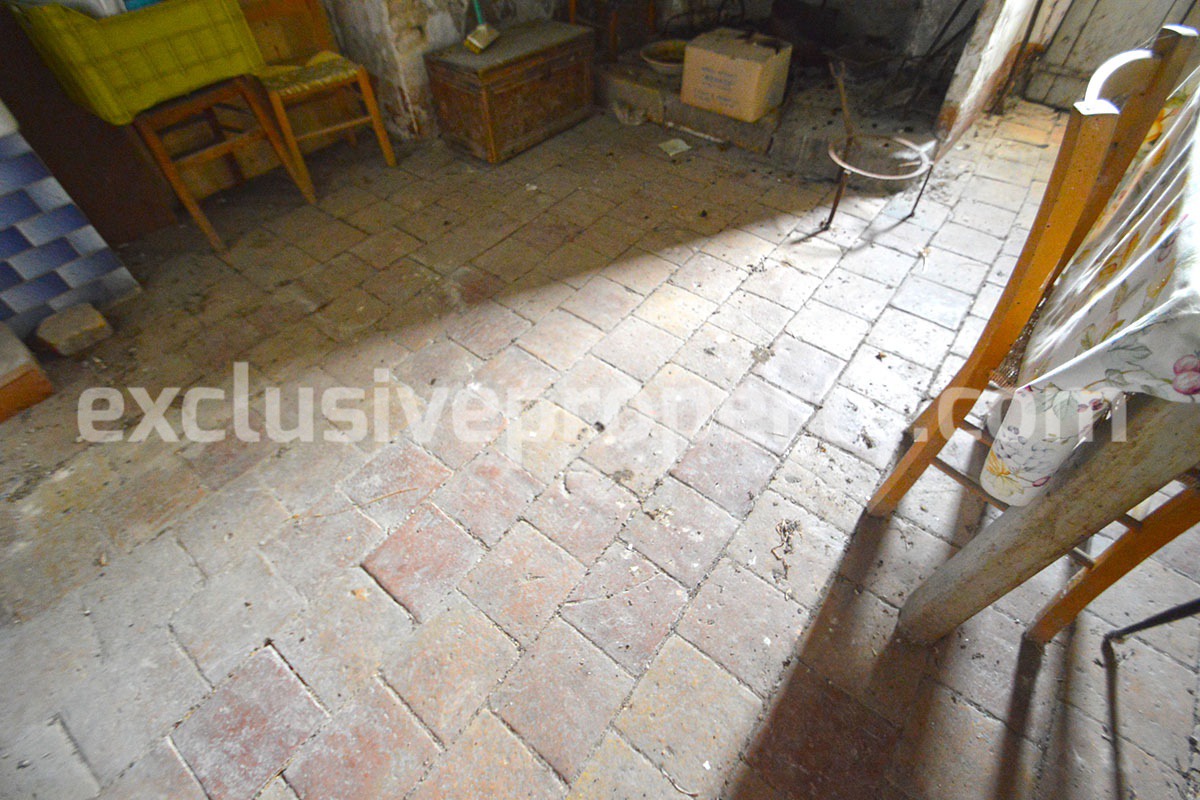 Spacious and ancient stone and brick house with land for sale in Abruzzo 13