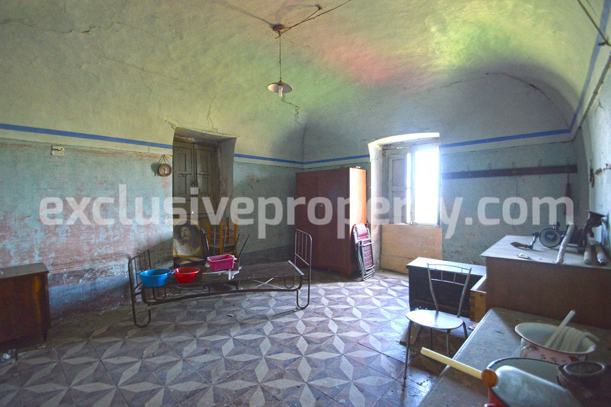 Spacious and ancient stone and brick house with land for sale in Abruzzo 15