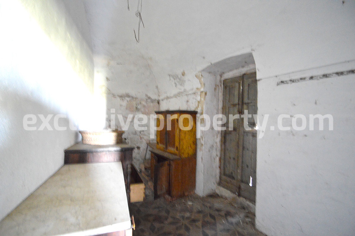 Spacious and ancient stone and brick house with land for sale in Abruzzo 18