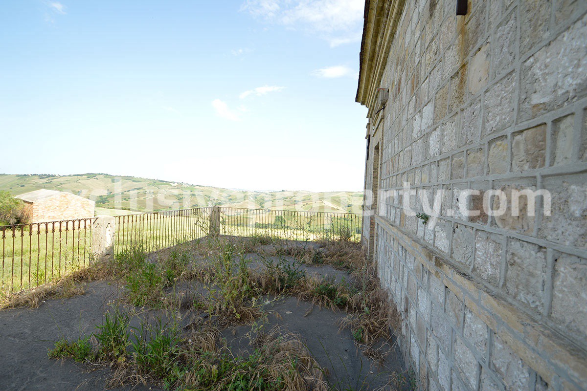 Spacious and ancient stone and brick house with land for sale in Abruzzo 19