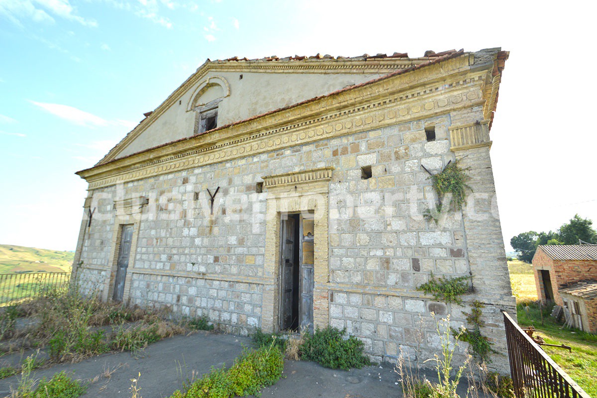 Spacious and ancient stone and brick house with land for sale in Abruzzo