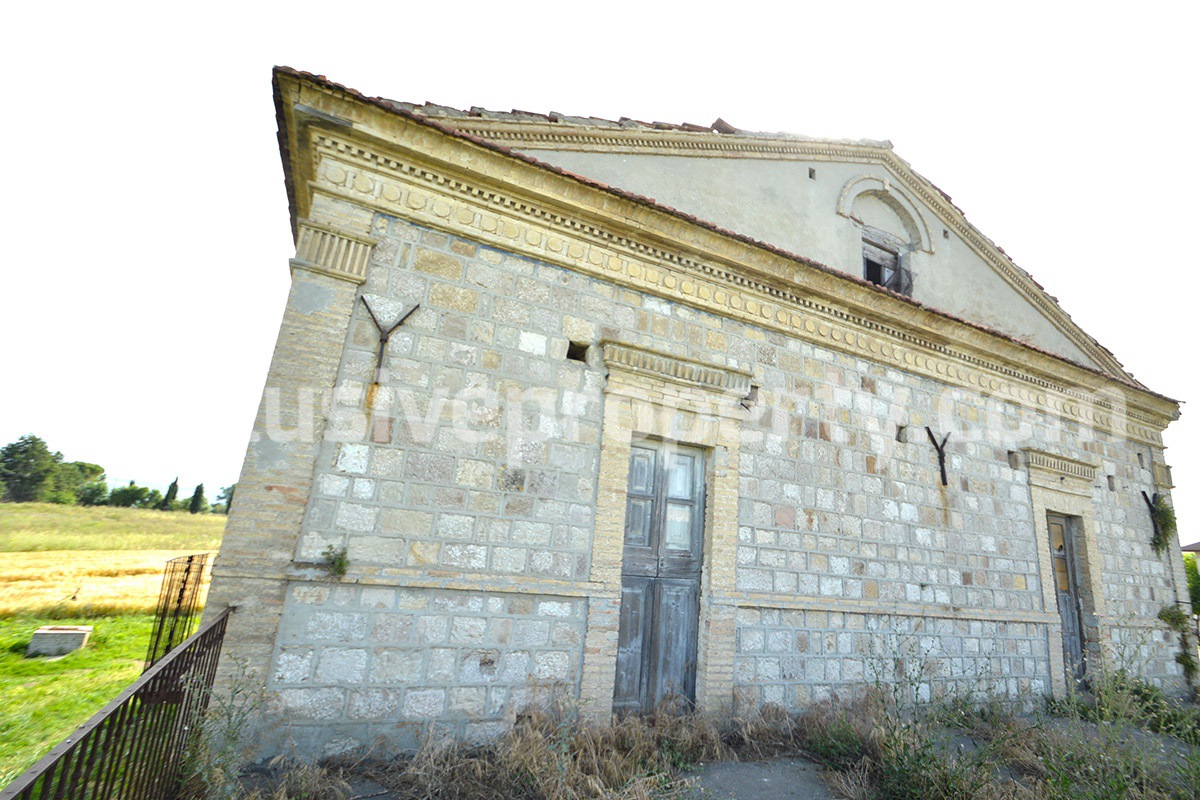 Spacious and ancient stone and brick house with land for sale in Abruzzo
