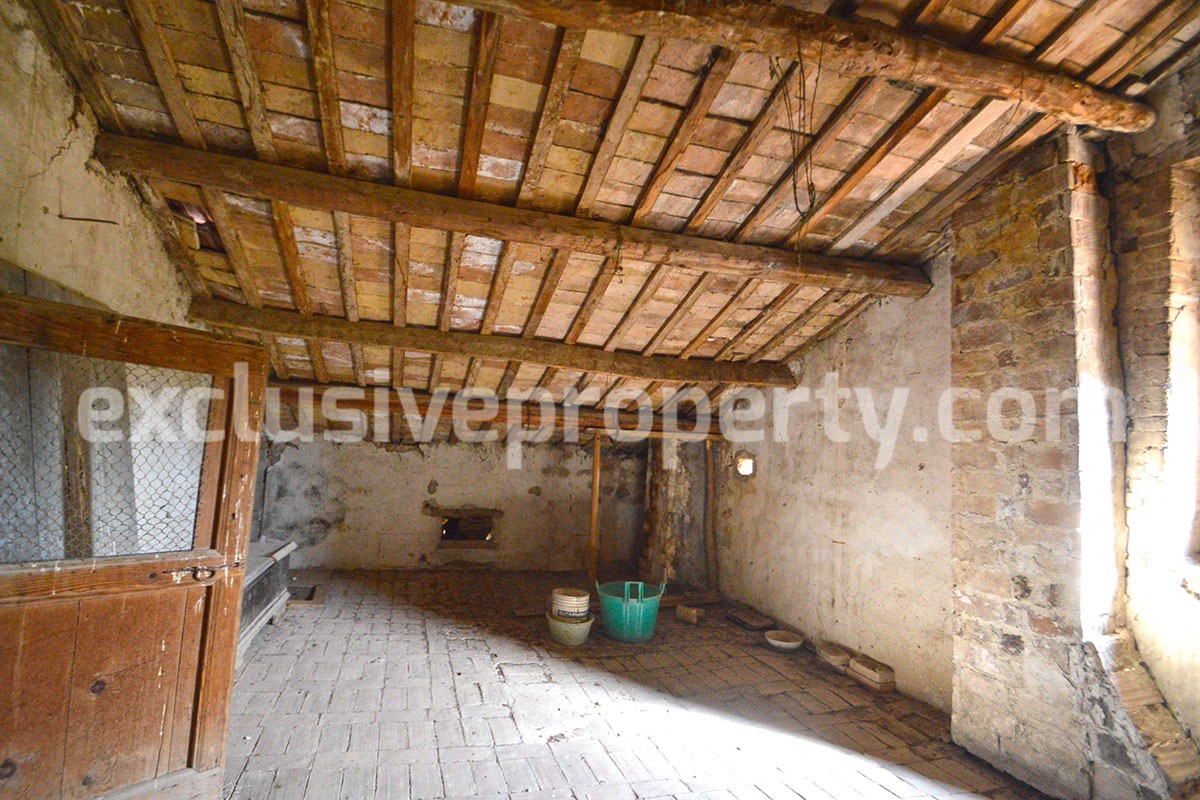 Spacious and ancient stone and brick house with land for sale in Abruzzo 27