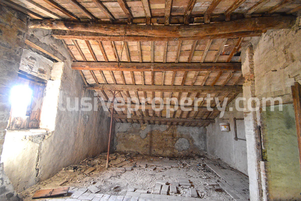 Spacious and ancient stone and brick house with land for sale in Abruzzo 28