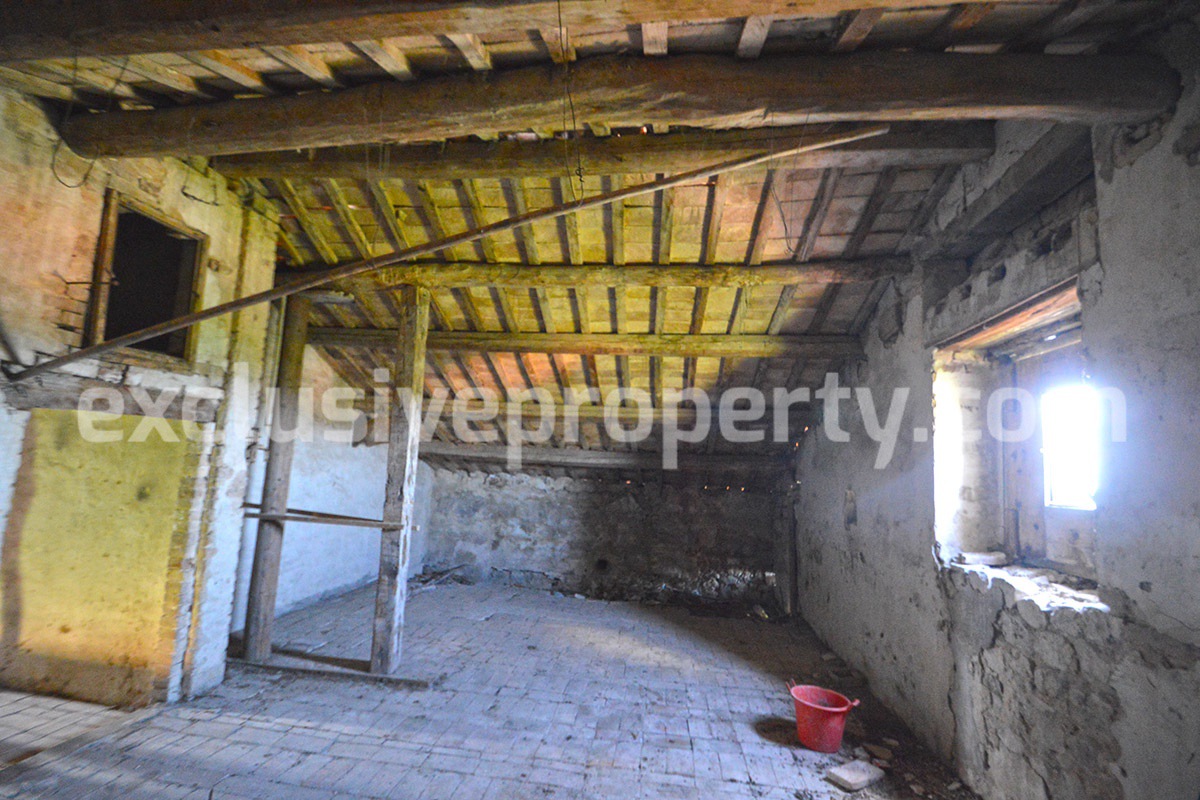 Spacious and ancient stone and brick house with land for sale in Abruzzo 29