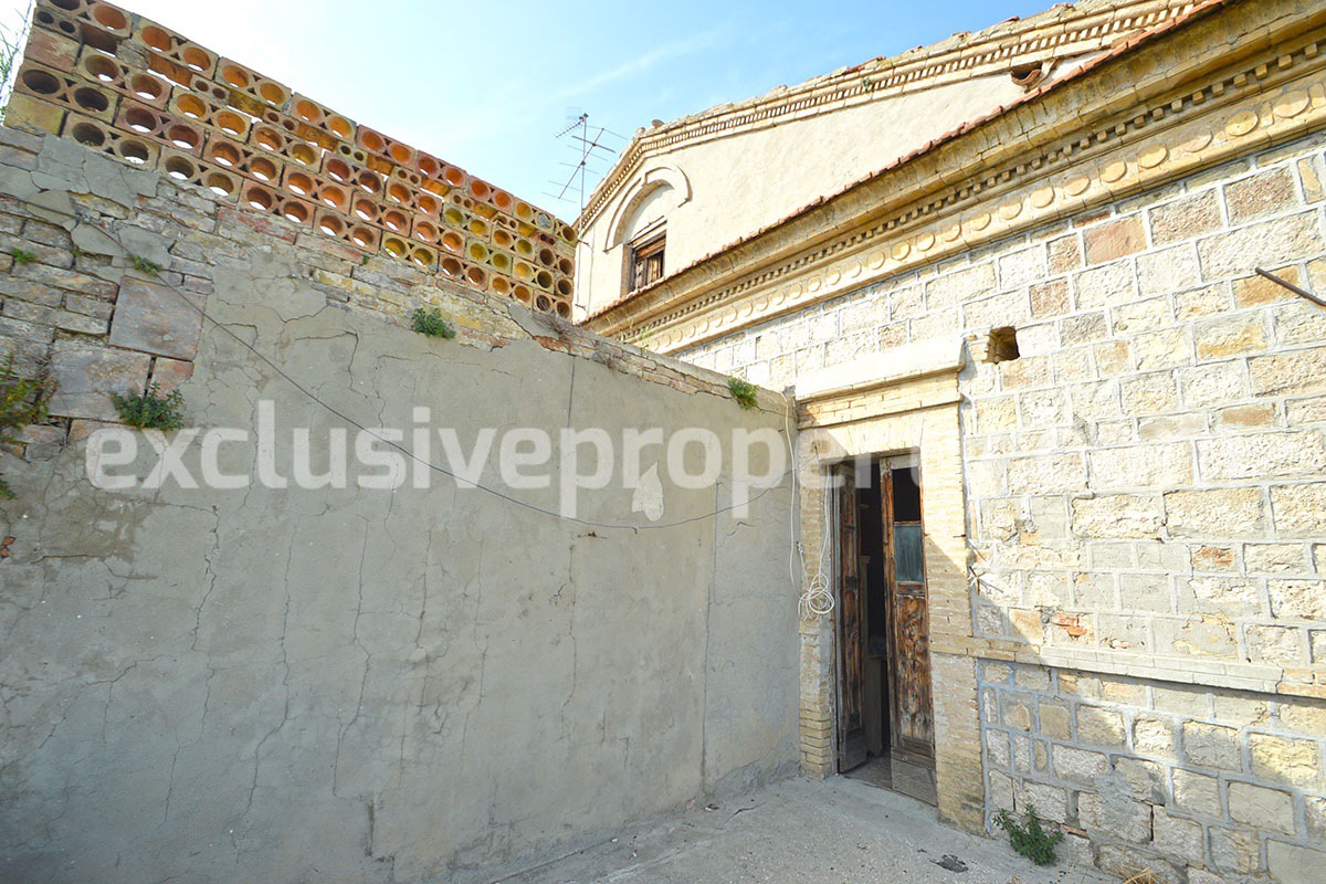 Spacious and ancient stone and brick house with land for sale in Abruzzo 25