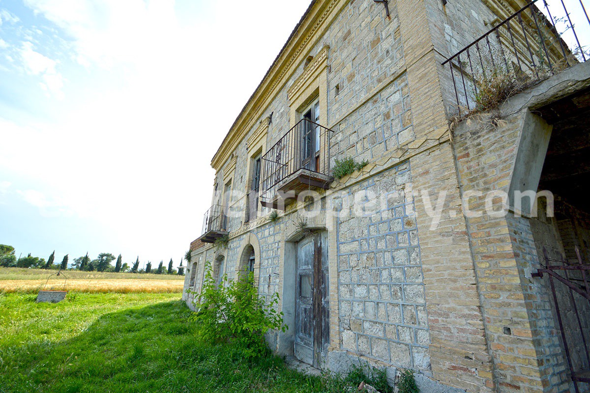Spacious and ancient stone and brick house with land for sale in Abruzzo 30