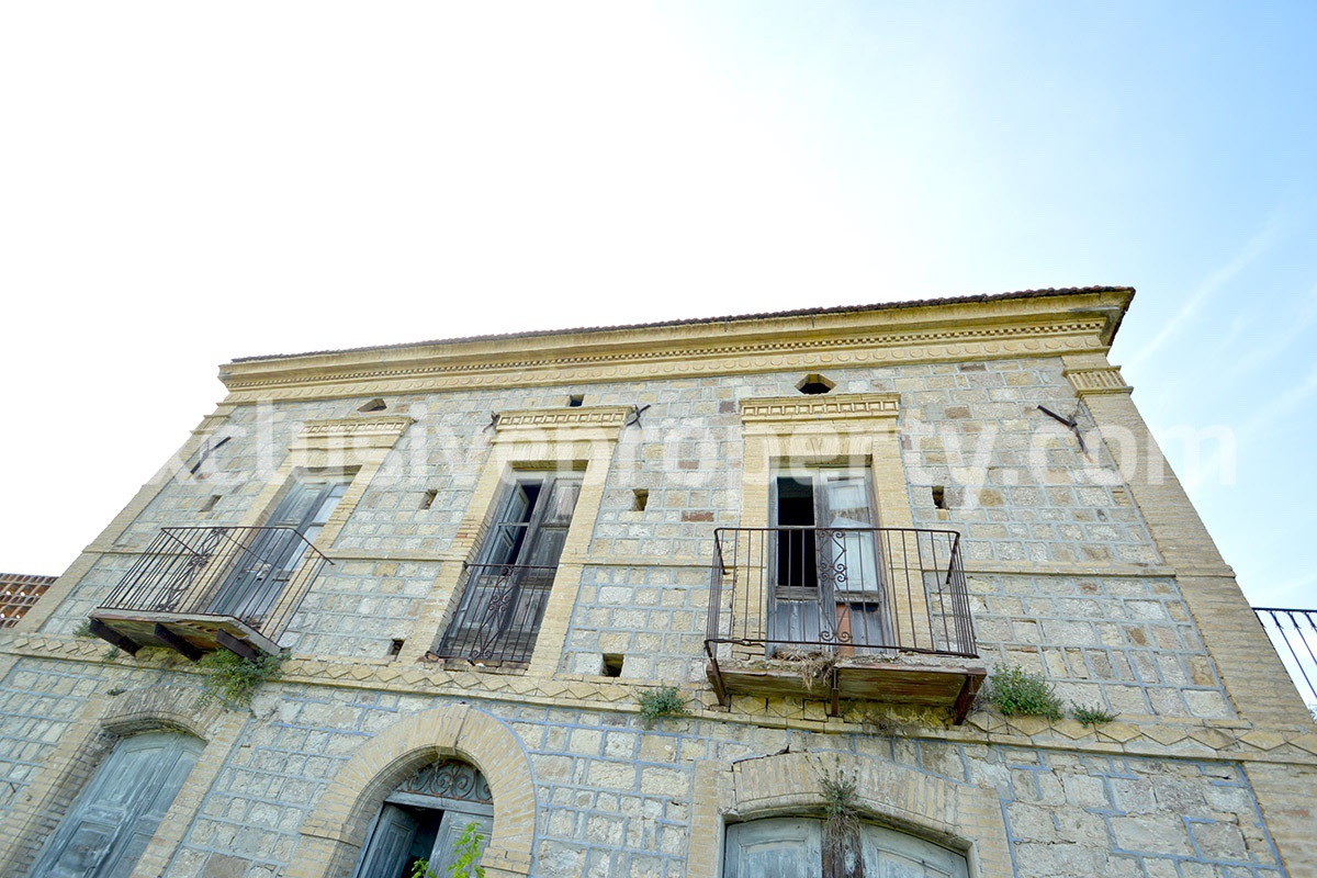 Spacious and ancient stone and brick house with land for sale in Abruzzo 31