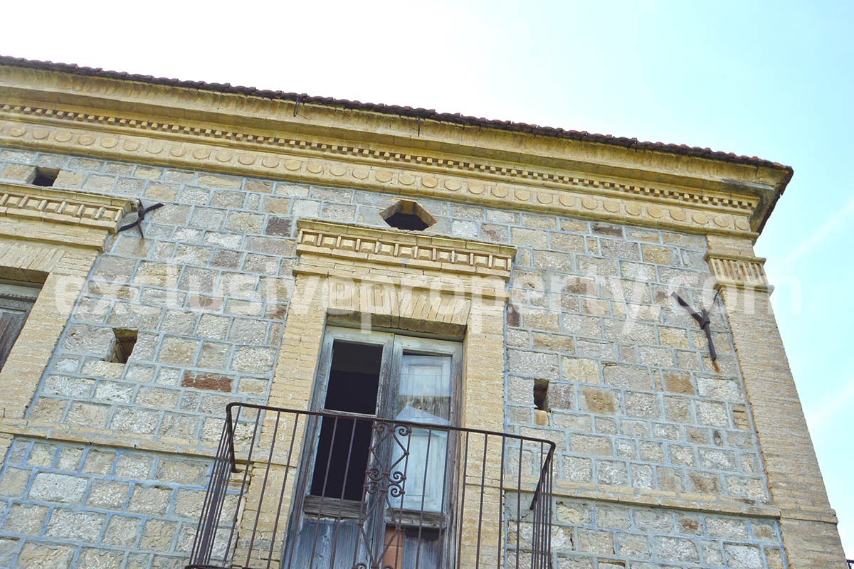 Spacious and ancient stone and brick house with land for sale in Abruzzo 32