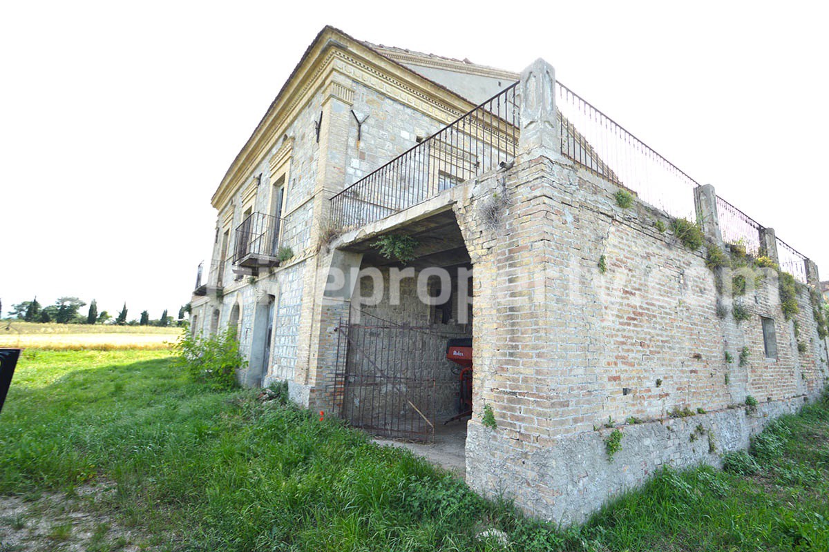 Spacious and ancient stone and brick house with land for sale in Abruzzo 33
