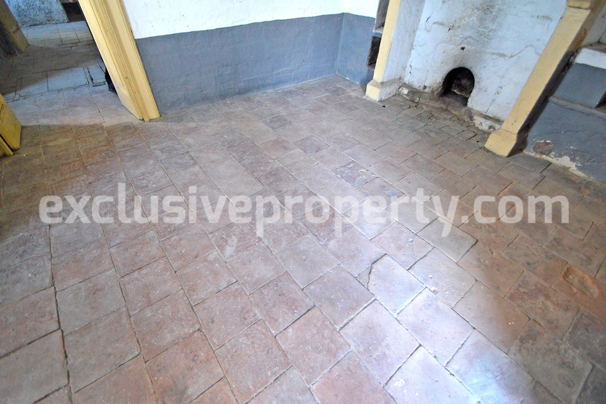Stone ancient village house with new roof for sale in Italy 3