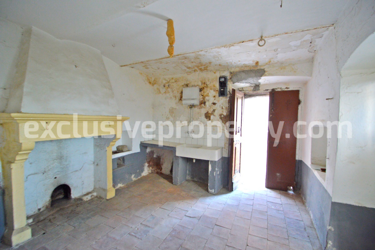 Stone ancient village house with new roof for sale in Italy 4