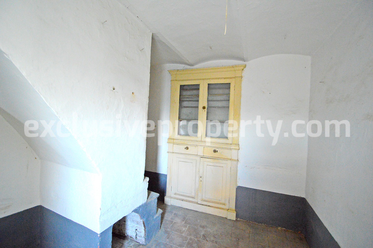 Stone ancient village house with new roof for sale in Italy 6