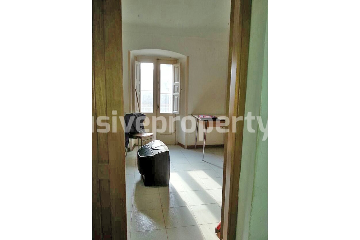 Village house with low cost cellar for sale in Italy