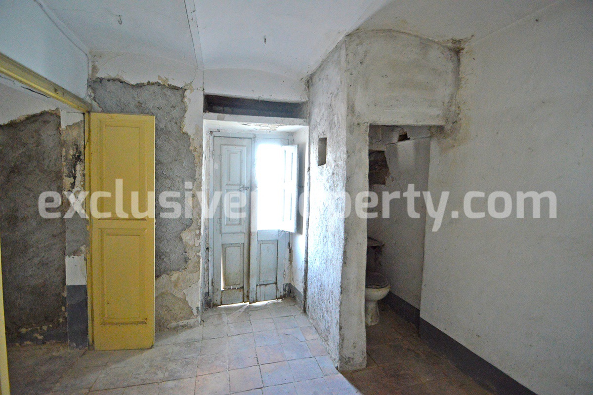 Stone ancient village house with new roof for sale in Italy 8