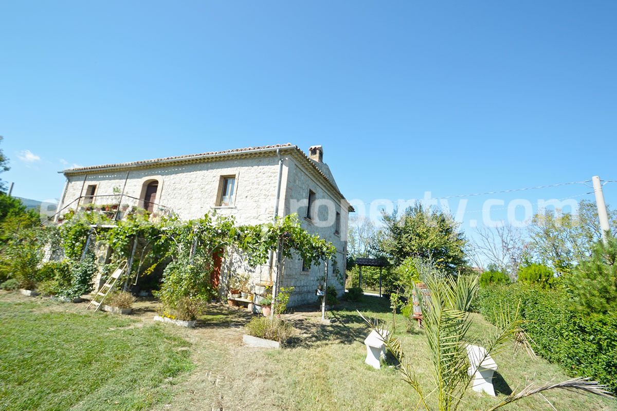 Ancient country house completely renovated for sale in Abruzzo 3