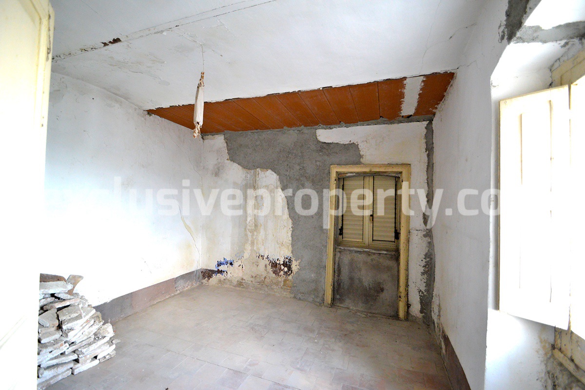 Stone ancient village house with new roof for sale in Italy 13