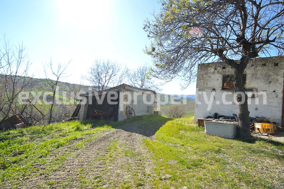 Rural country house to renovate with terrace and land for sale in Abruzzo 2