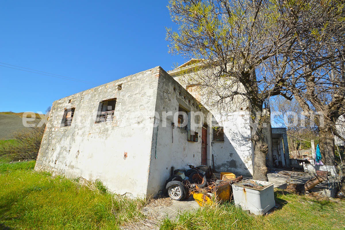 Rural country house to renovate with terrace and land for sale in Abruzzo 3