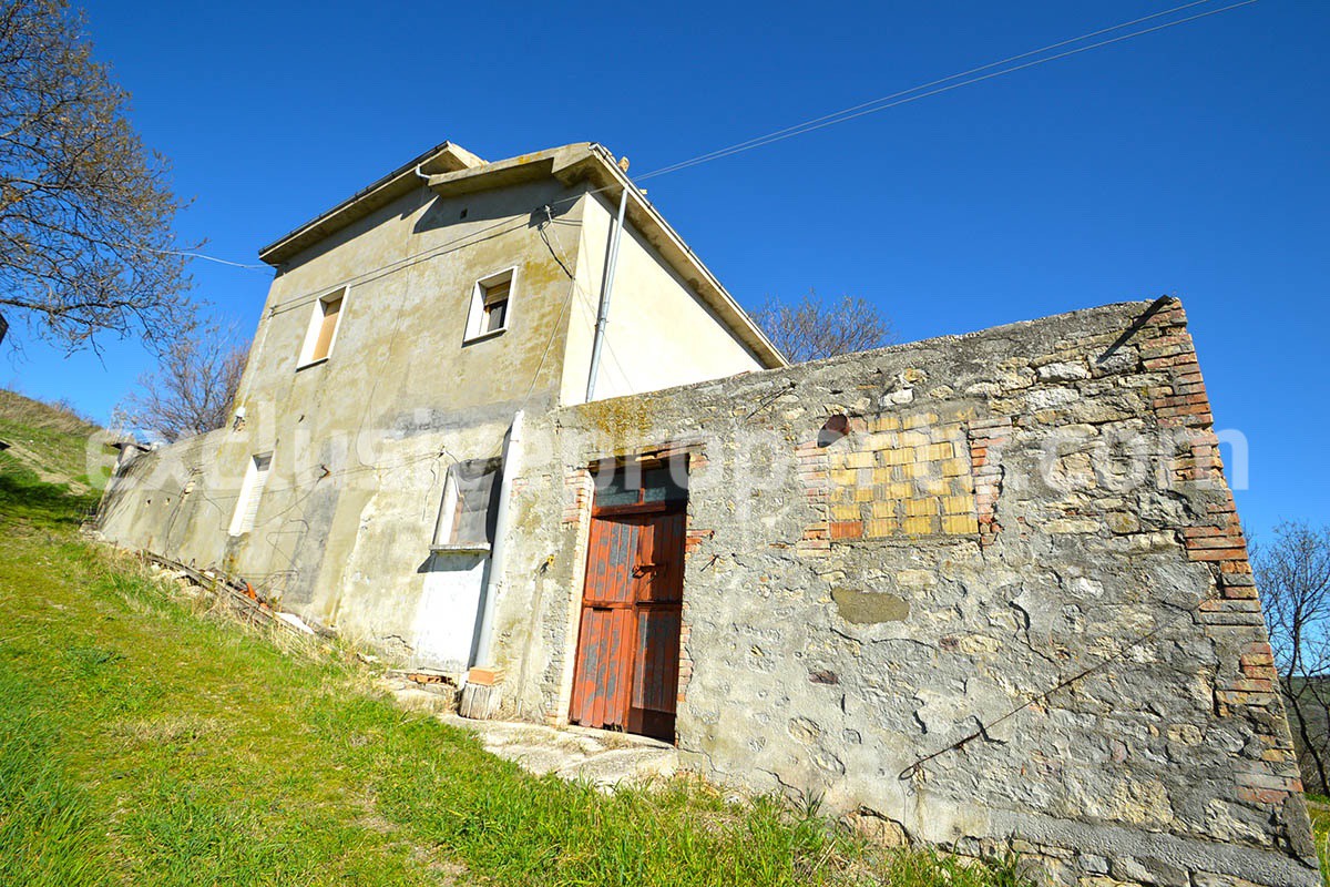 Rural country house to renovate with terrace and land for sale in Abruzzo 4