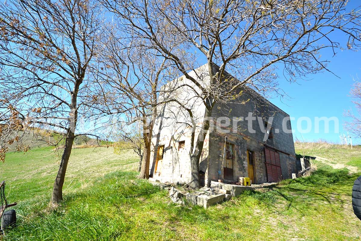 Rural country house to renovate with terrace and land for sale in Abruzzo 22