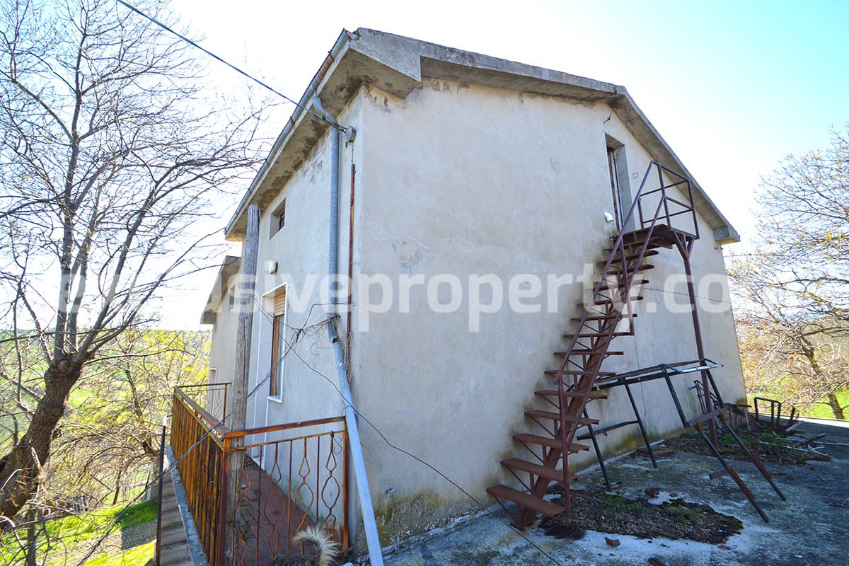 Rural country house to renovate with terrace and land for sale in Abruzzo 19
