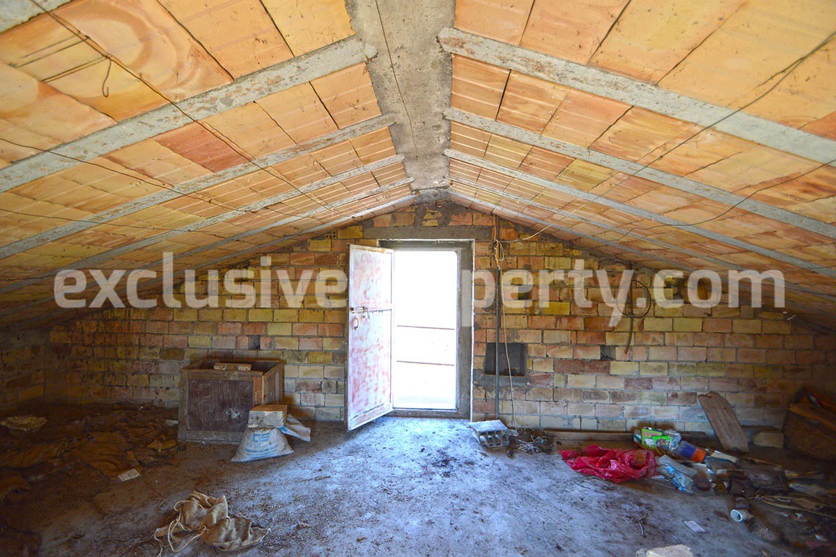 Rural country house to renovate with terrace and land for sale in Abruzzo 15