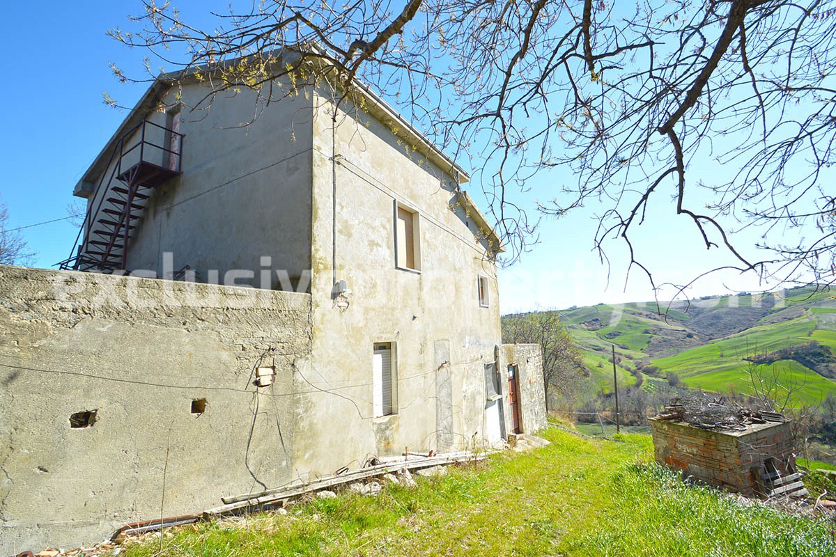 Rural country house to renovate with terrace and land for sale in Abruzzo 20