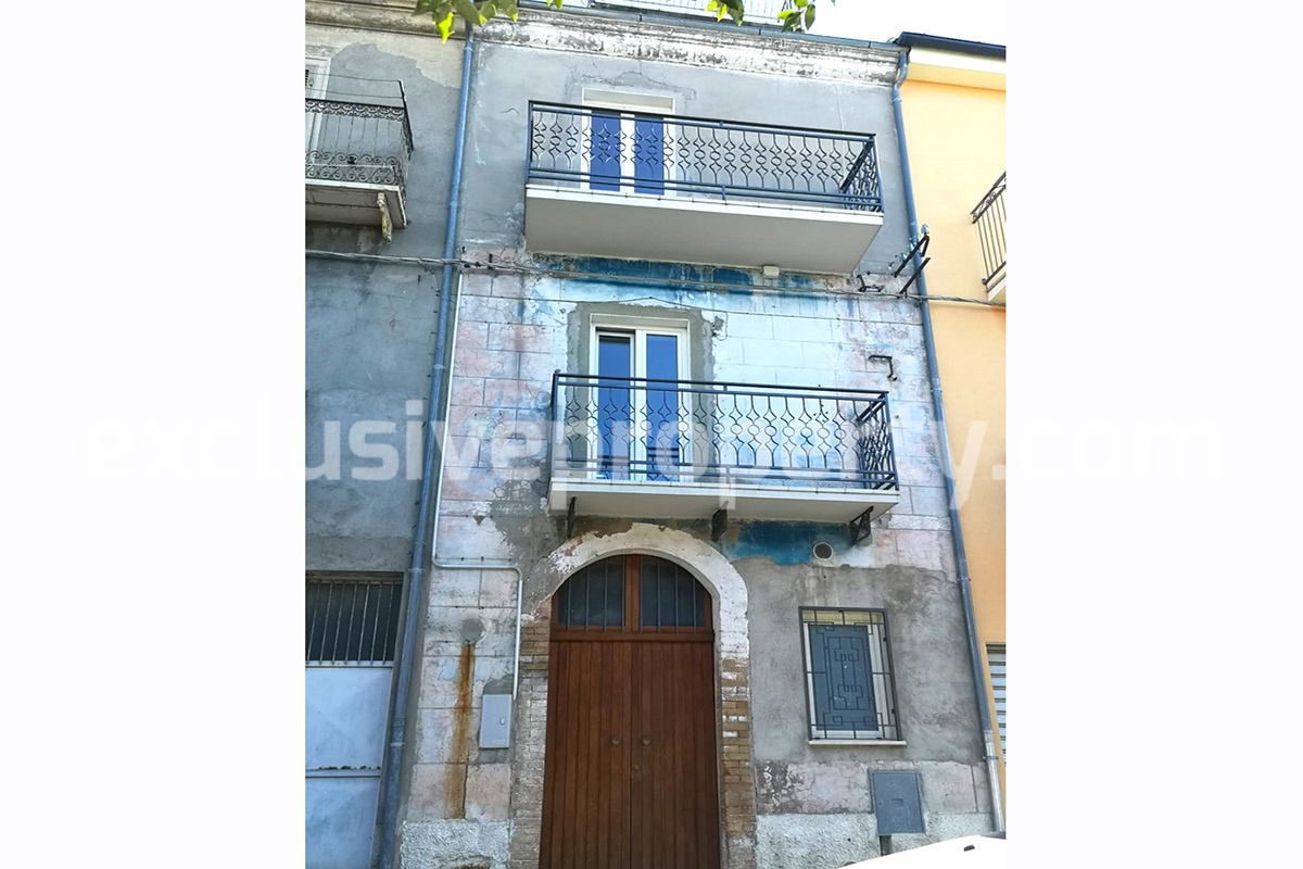 House with terrace completely renovated on four levels for sale on the Abruzzo hills