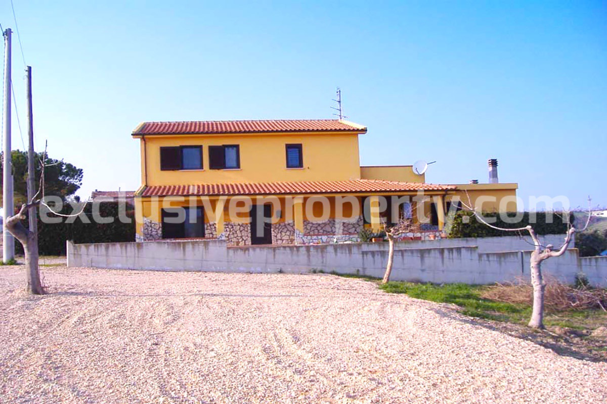 Country house with sea view and land with garage and terrace for sale in Molise 1