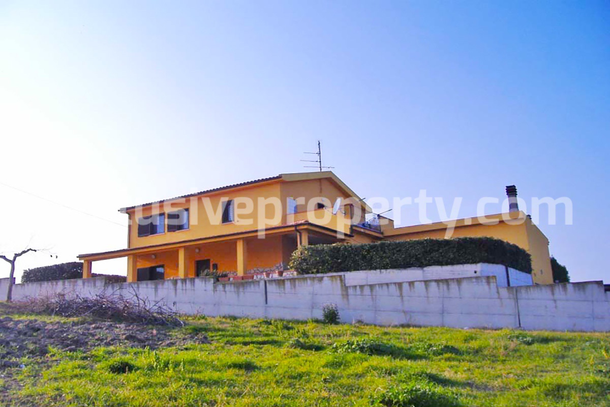 Country house with sea view and land with garage and terrace for sale in Molise