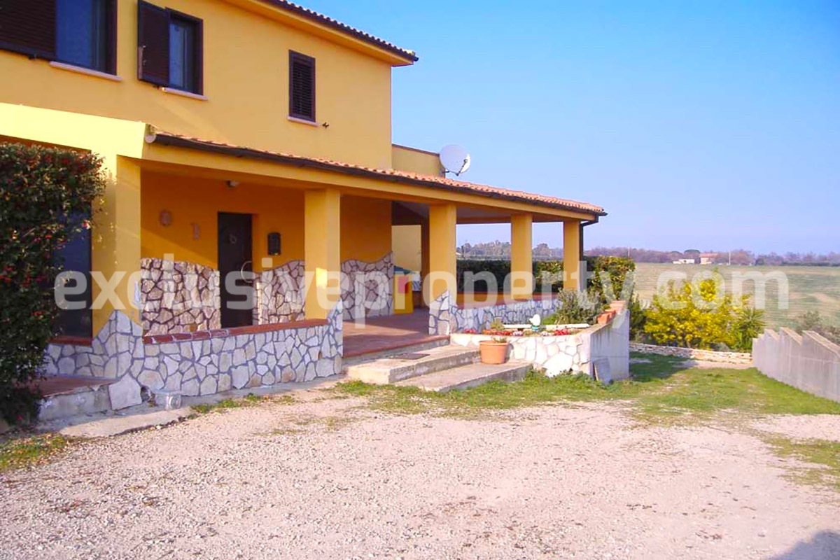 Country house with sea view and land with garage and terrace for sale in Molise 3