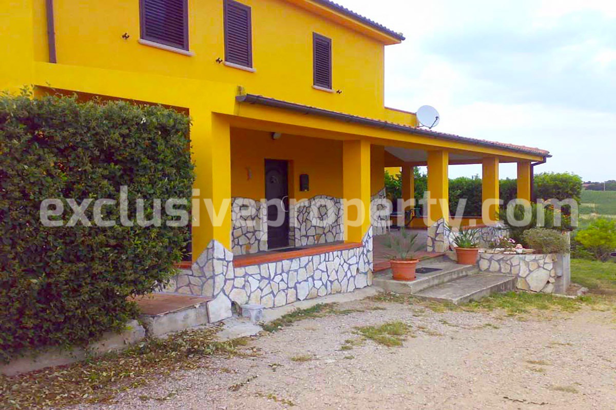 Country house with sea view and land with garage and terrace for sale in Molise 4